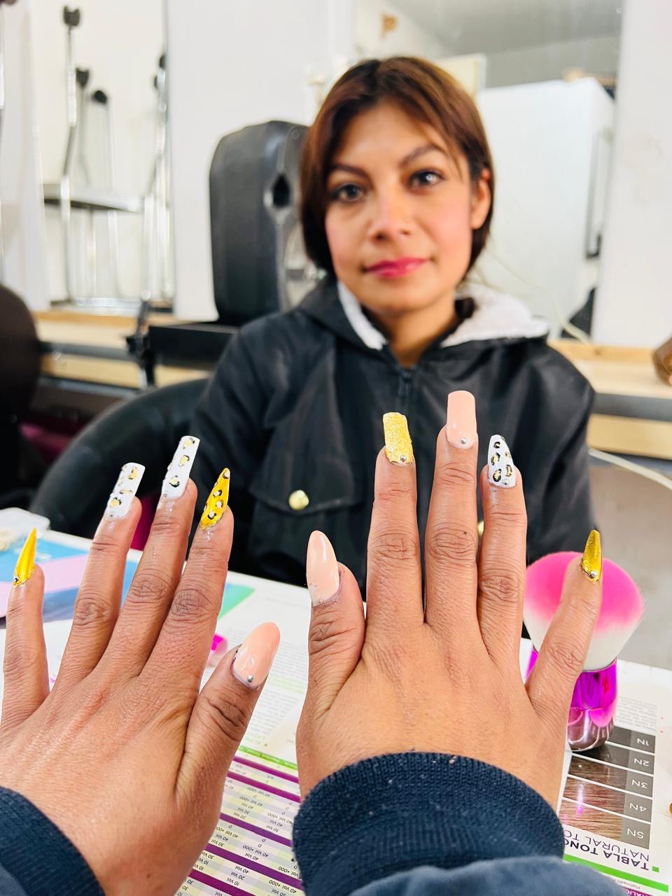 Trabajo de uñas acrílicas